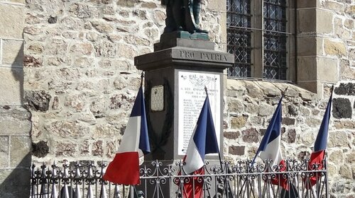 MONUMENT AUX MORTS